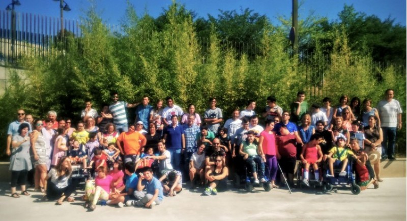 Els alumnes del Tomás Llácer d'Alcoi amb el nou professional d'infermeria/Tomás Llácer