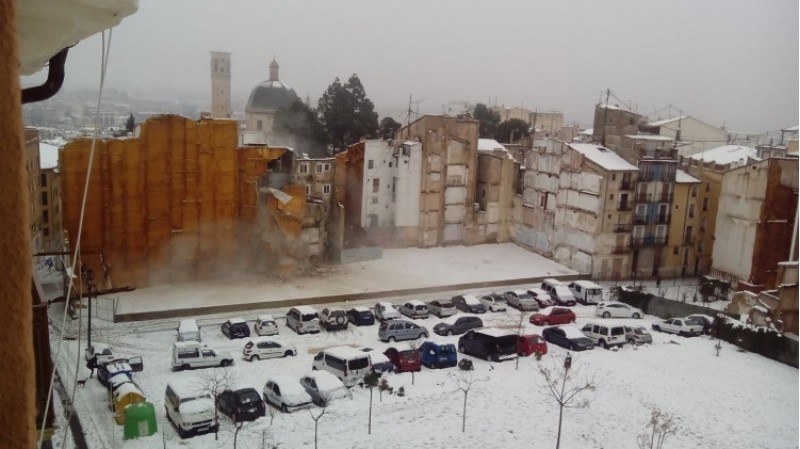 Un edifici cau en el carrer Sant Bonaventura d'Alcoi per l'acumulació de neu