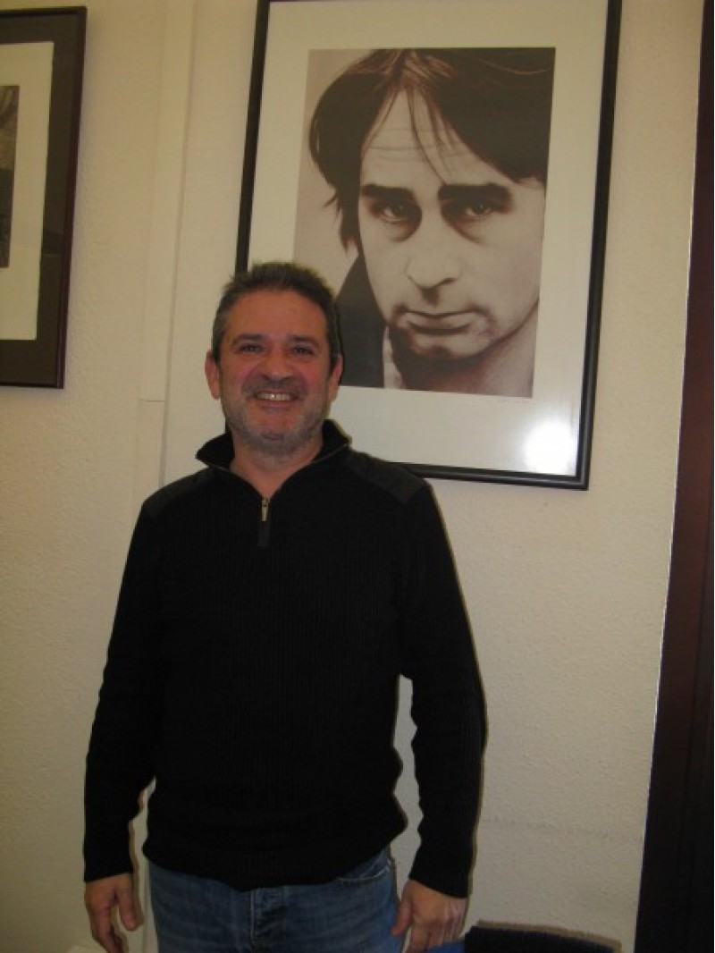Sergi Rodríguez, amb l'Ovidi darrere, al seu despatx /NL