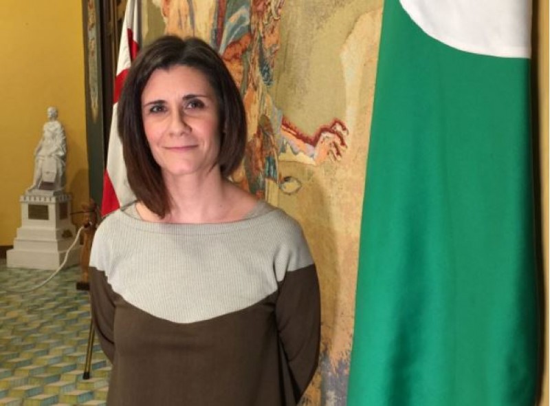 Tania Aznar, al Casal, junt a la bandera mora / R. Lledó