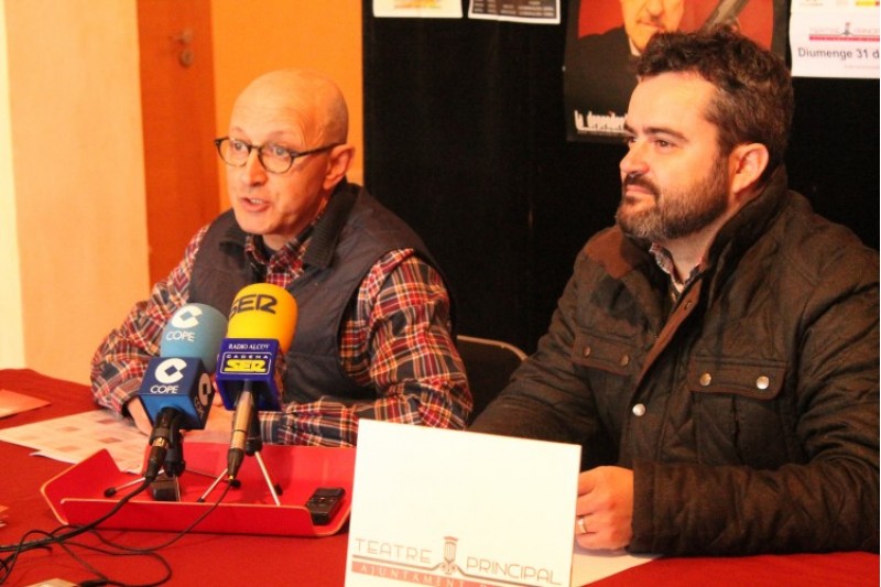 Joanfra Rozalen, director del Principal, i el regidor Raül Llopis han estat els encarregats de presentar les novetats./ LV