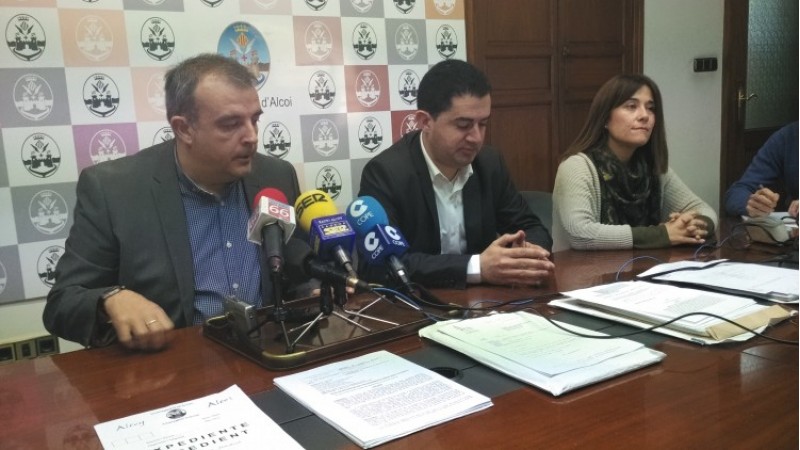 L'alcalde Toni Francés, i els regidors Jordi Martínez i Lorena Zamorano, presenten tota la documentació de les cinc denuncies/AM