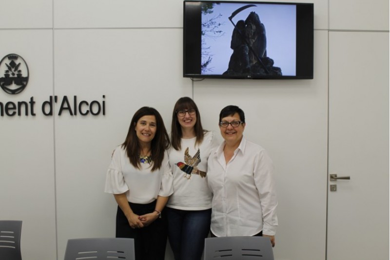 Lorena Zamorano, Elisa Beneyto i Eva Valenciano presenten la visita teatralitzada / Ajuntament d'Alcoi