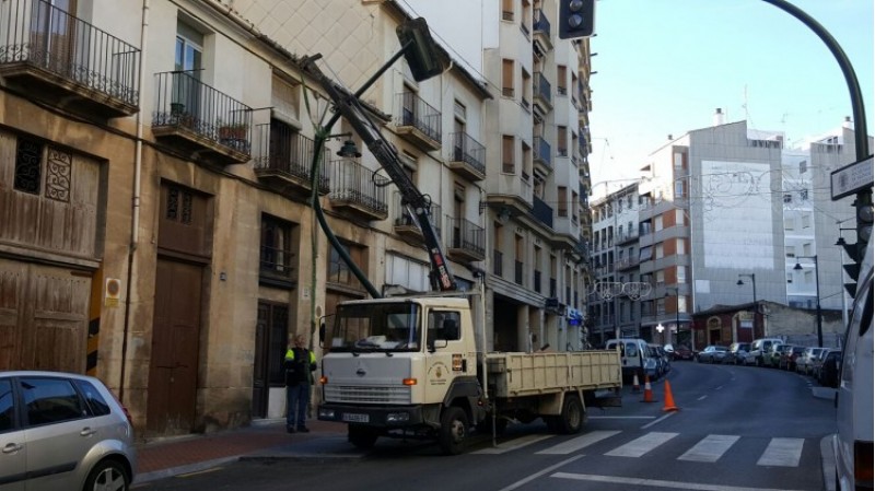 La Brigada d'obres municipals recol.locant el semàfor a El Camí / AM