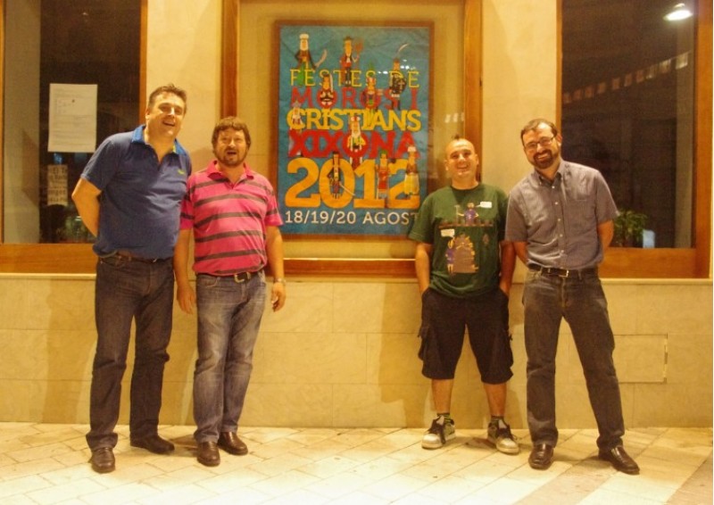 De izquierda a derecha, Toni, Octavio, Johnny y Lucas, frente al cartel de Fiestas / JLE 