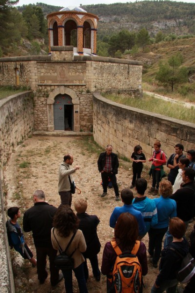 El geògraf Jordi Acosta, en plena explicació a la Font del Molinar /AM