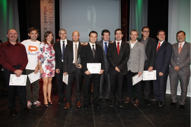 Tots els candidats, el guanyador, i l'organització amb les autoritats./ AM