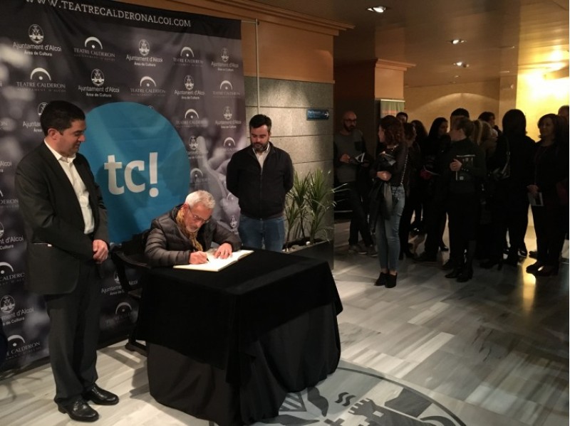 La signatura de Víctor Ullate ja figura al Llibre d'Honor de la ciutat./ TCA