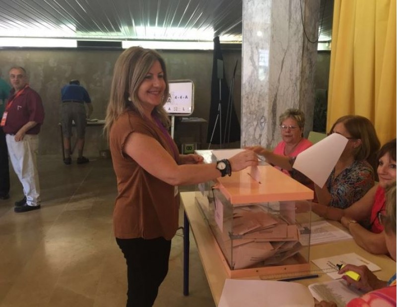 La Senadora, Vicenta Jiménez, votant el 26J / AM