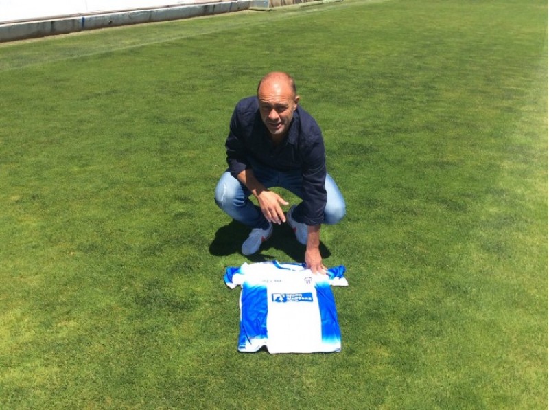 Vicente Mir a la gespa després de la presentació / CD Alcoyano