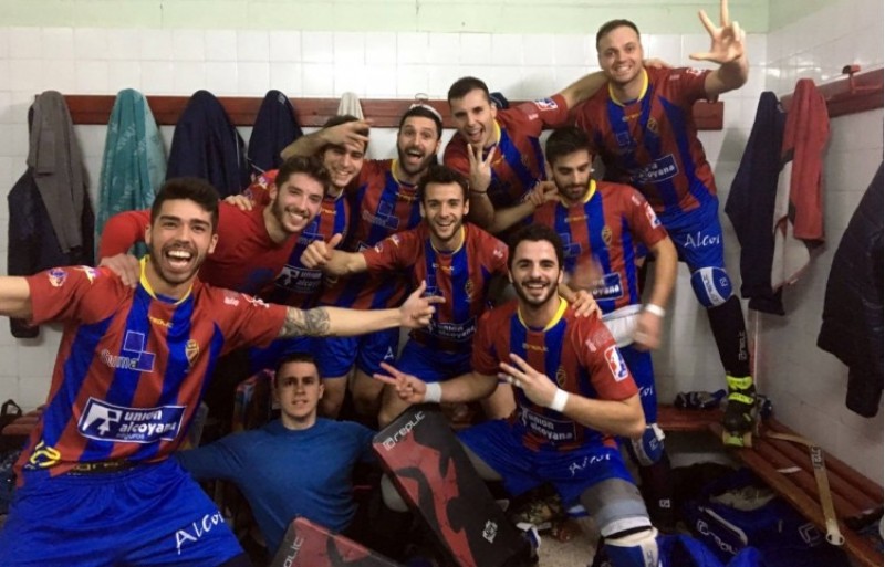 Alegria de l'equip d'Alcoi en guanyar a Lloret