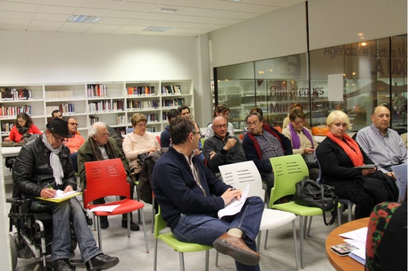 Assistents a la tercera assemblea dels Presupostos Participatius en l'Agència de Lectura Uixola. / SG