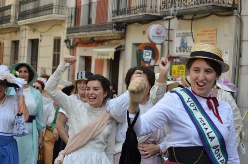 Recreació de la manifestació sufragista / R. Lledó