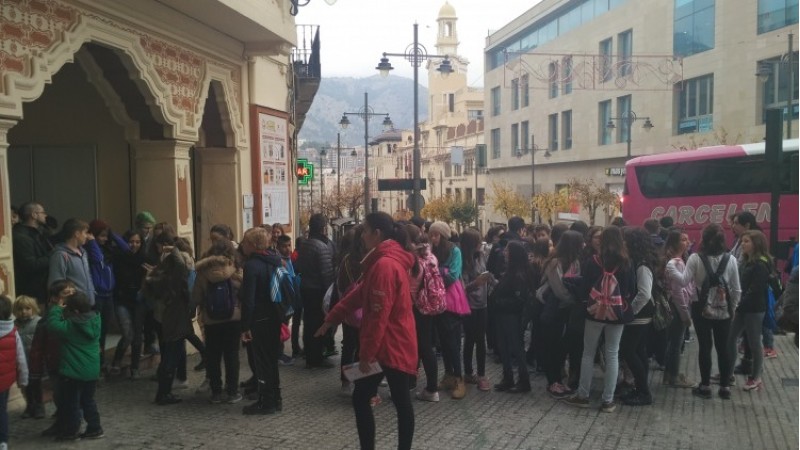 Cues a la porta del Teatre Principal/AM