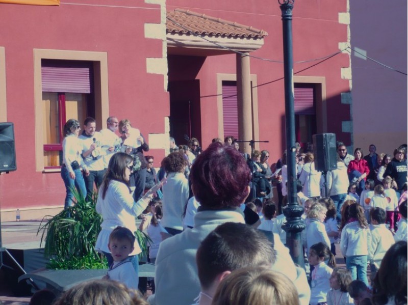 Vora 900 escolars de Muro celebren el Dia de la Pau al Matzem./ AM