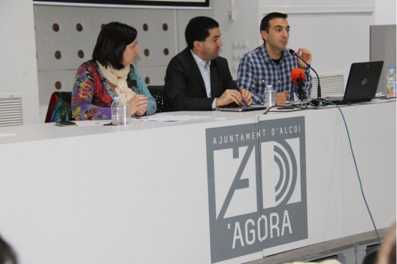 Estefanía Blanes, Toni Francés i un dels tècnics de l'Ajuntament d'Alcoi durant la sessió inaugural dels Pressupostos Participatius en l'Àgora. / SG