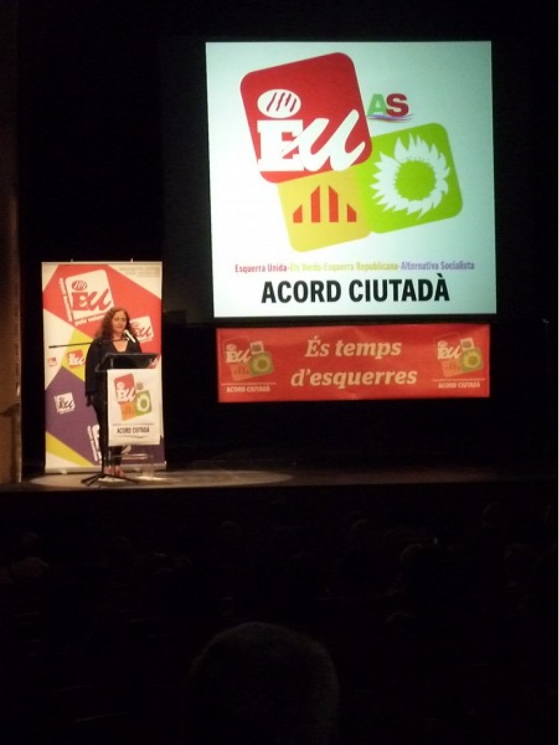 La periodista alcoiana Reis Joan ha presentat l'acte/AM