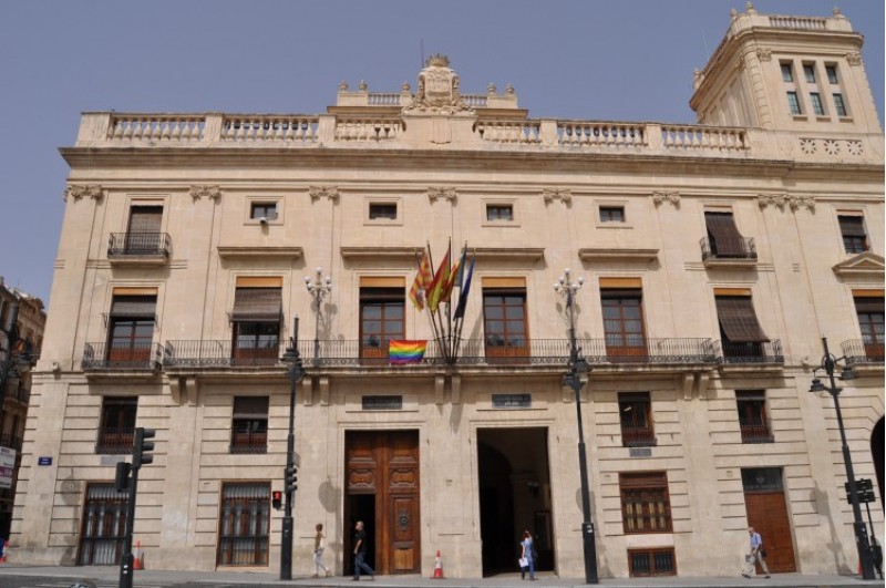 Imatge d'arxiu. La façana de l'Ajuntament amb la bandera de l'orgull, l'any 2012/AM