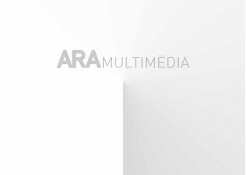 Isabel López junt a un contenidor de vidre dissenyat per a l'ocasió. 