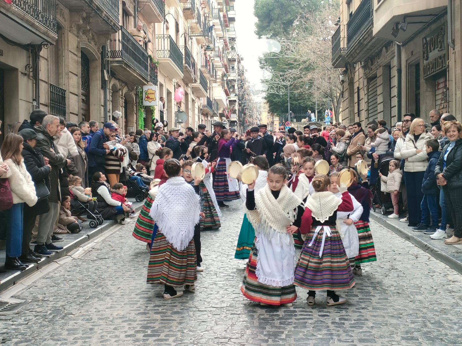 Pastoretes ballen en el carrer