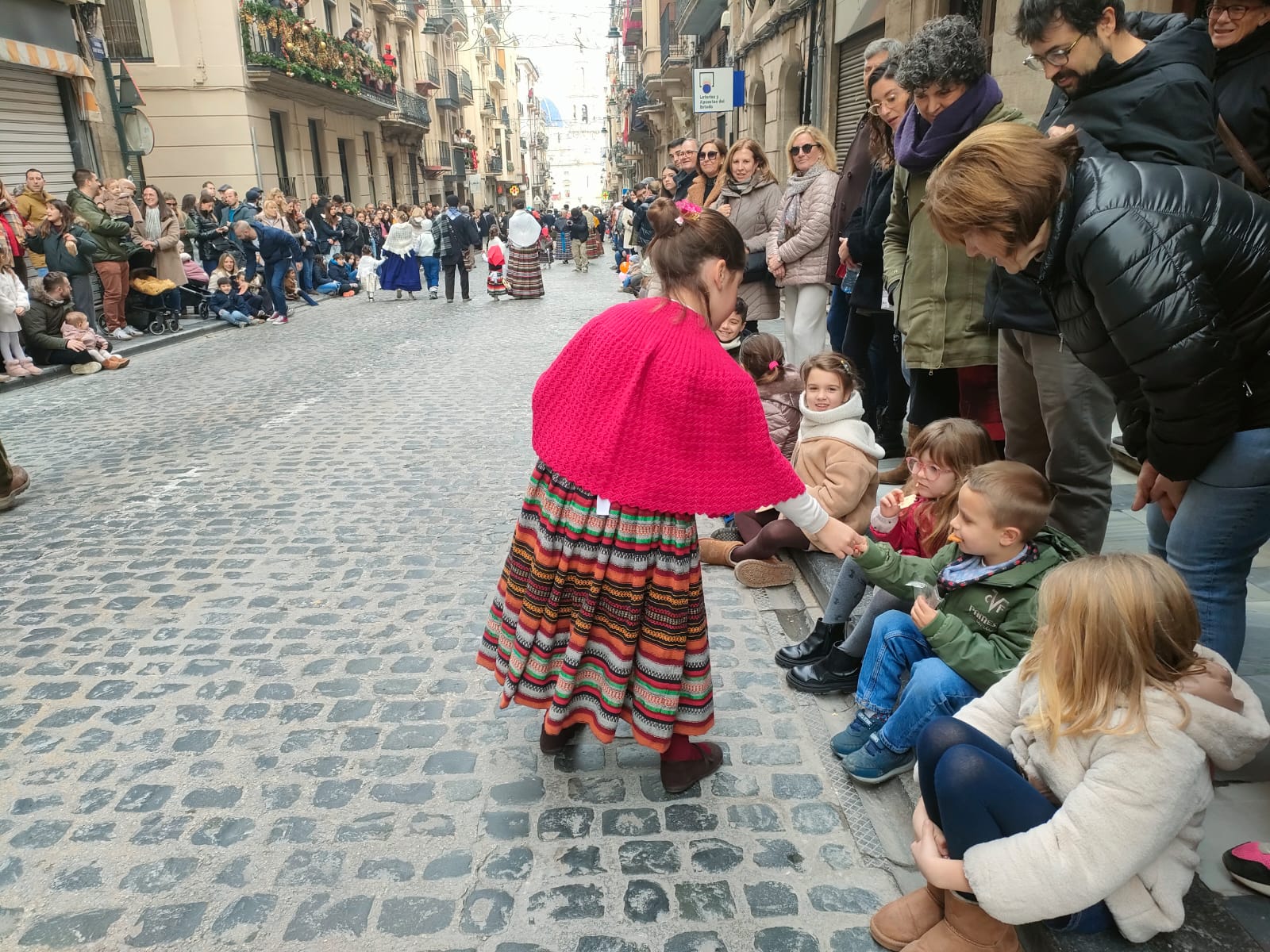 UNa pastoreta reparteix caramels