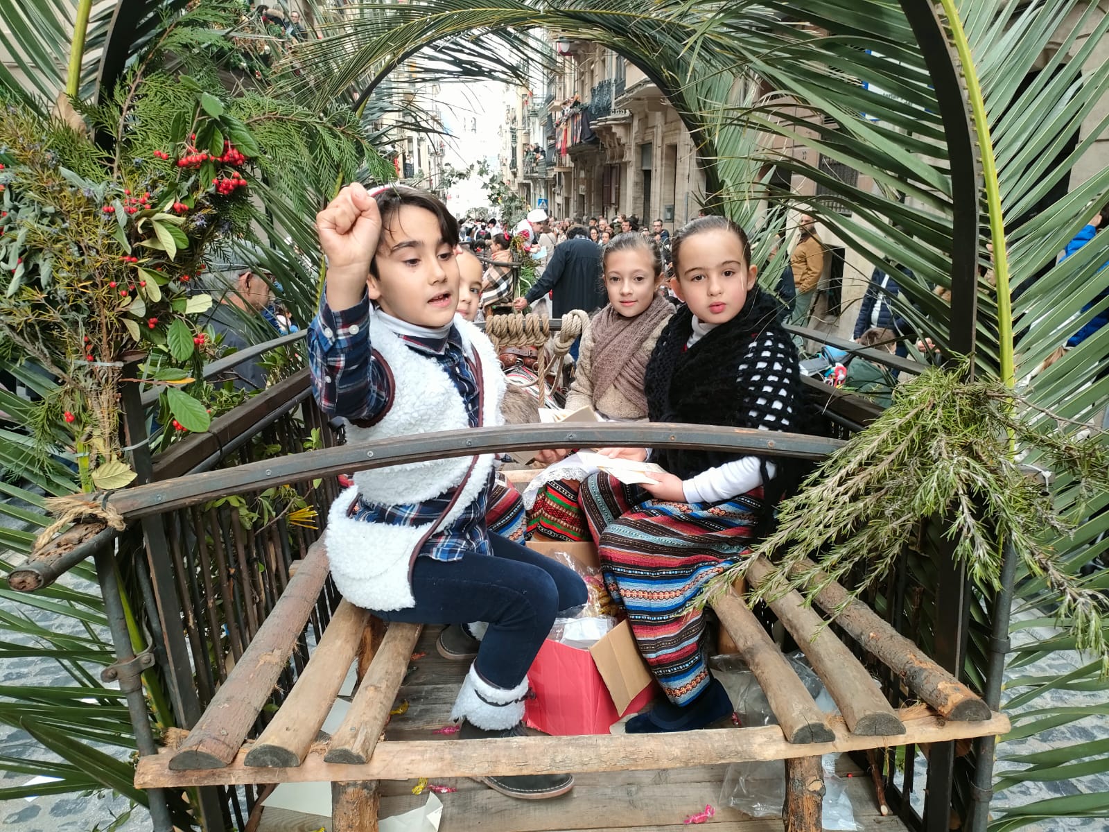 Pastorets i pastoretes en una carro engalanat