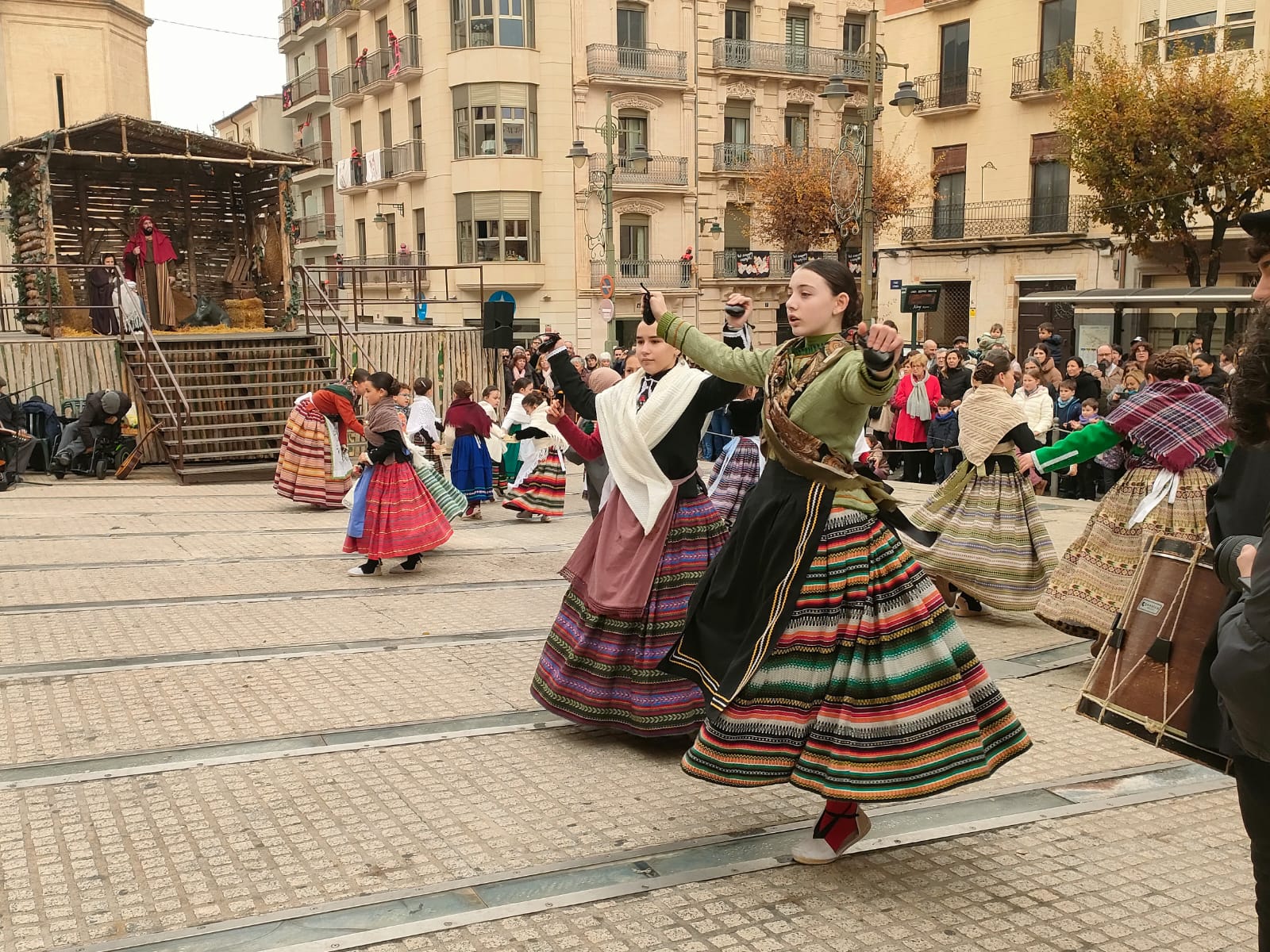 Pastoretes ballen en la plaça davant el pesebre. 