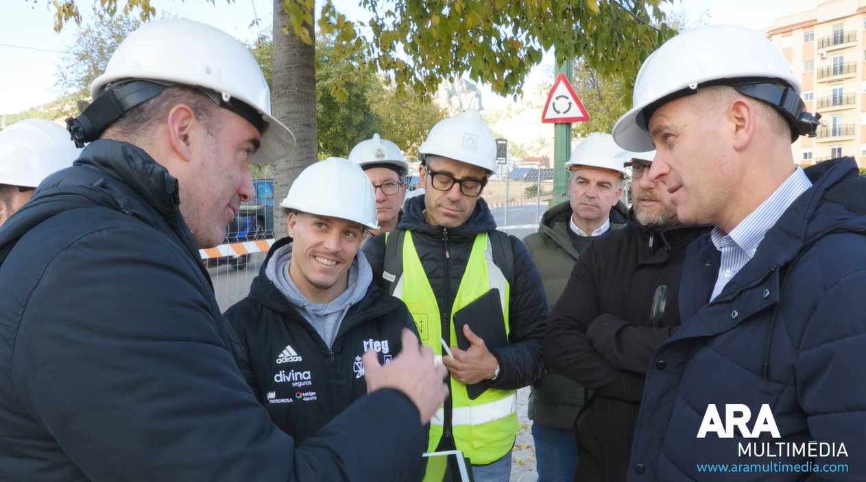 Néstor Abad amb els arquitectes del projecte i el regidor Alberto Belda. 