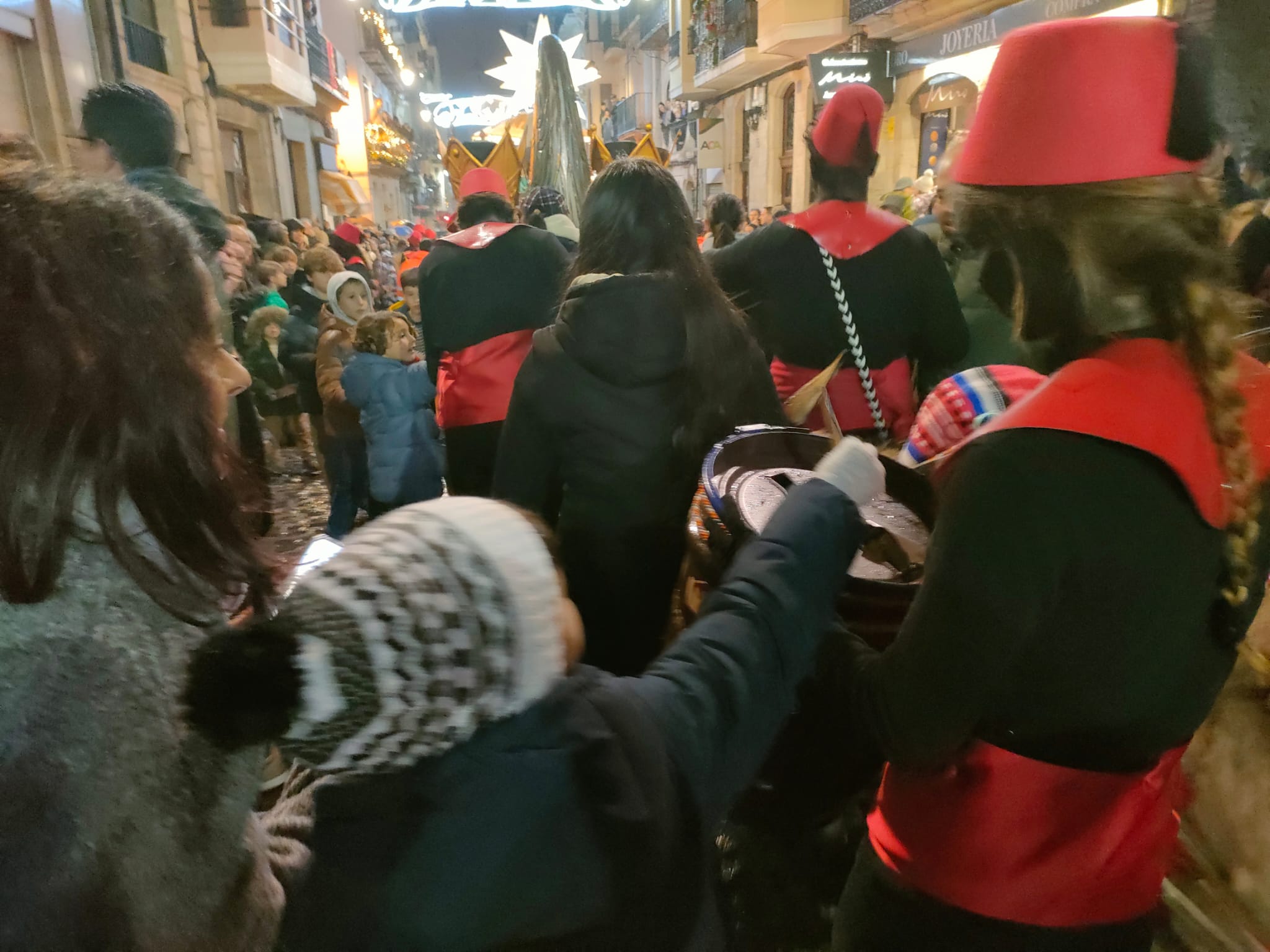 UN xiquet llança la carta a la Burreta.