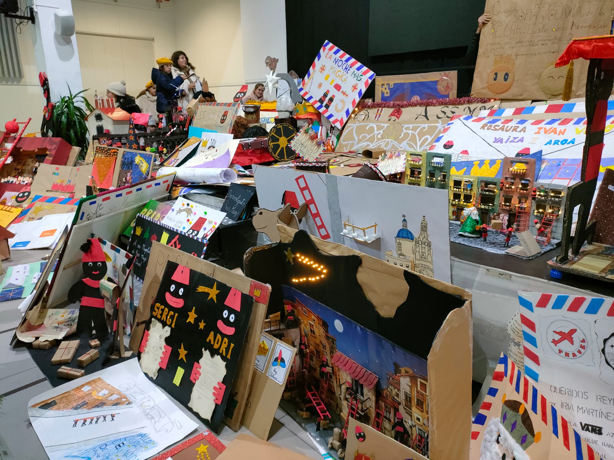 Cartes gegants totes reunides a l'Àgora. 