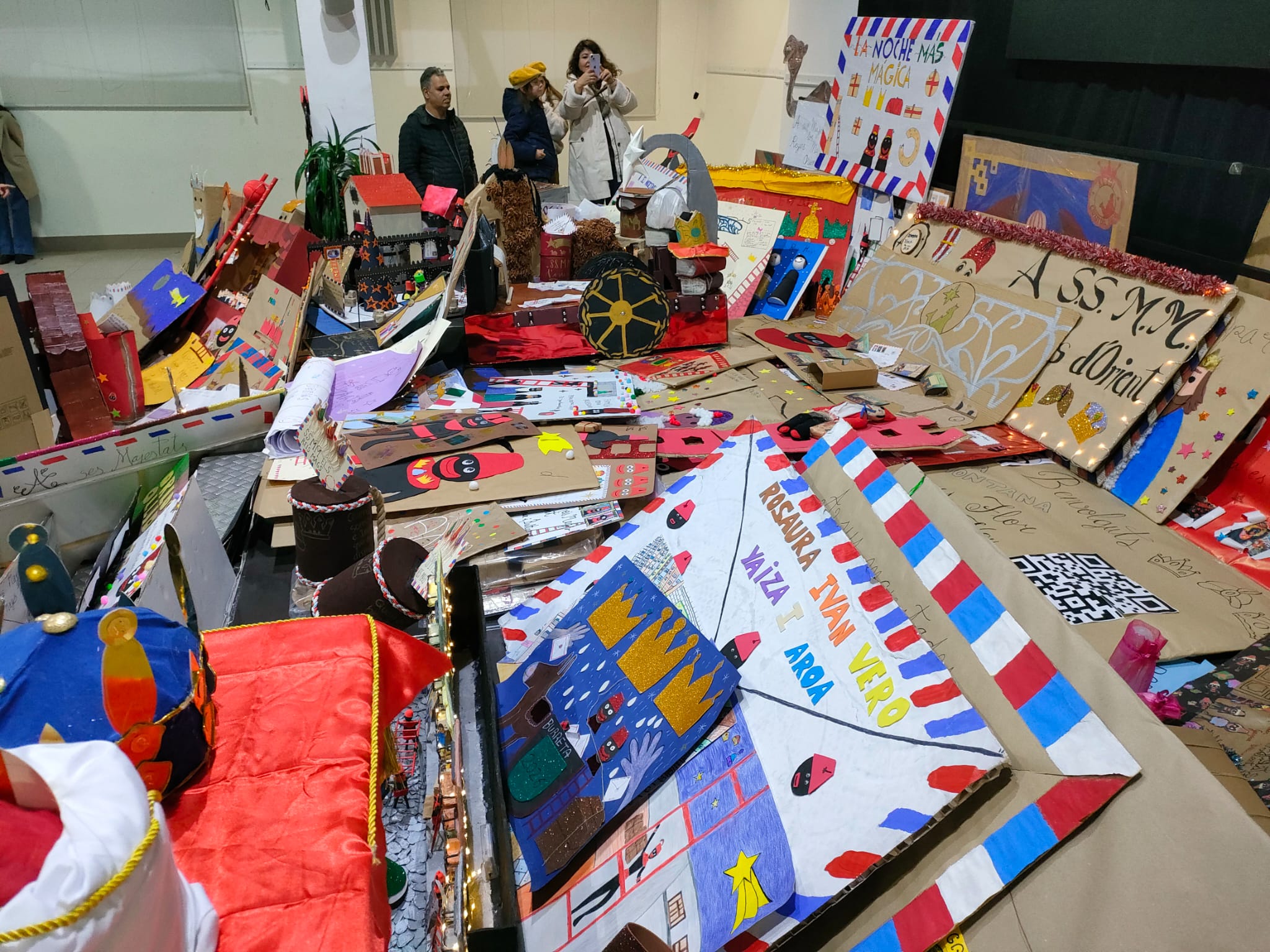 Cartes gegants totes reunides a l'Àgora. 