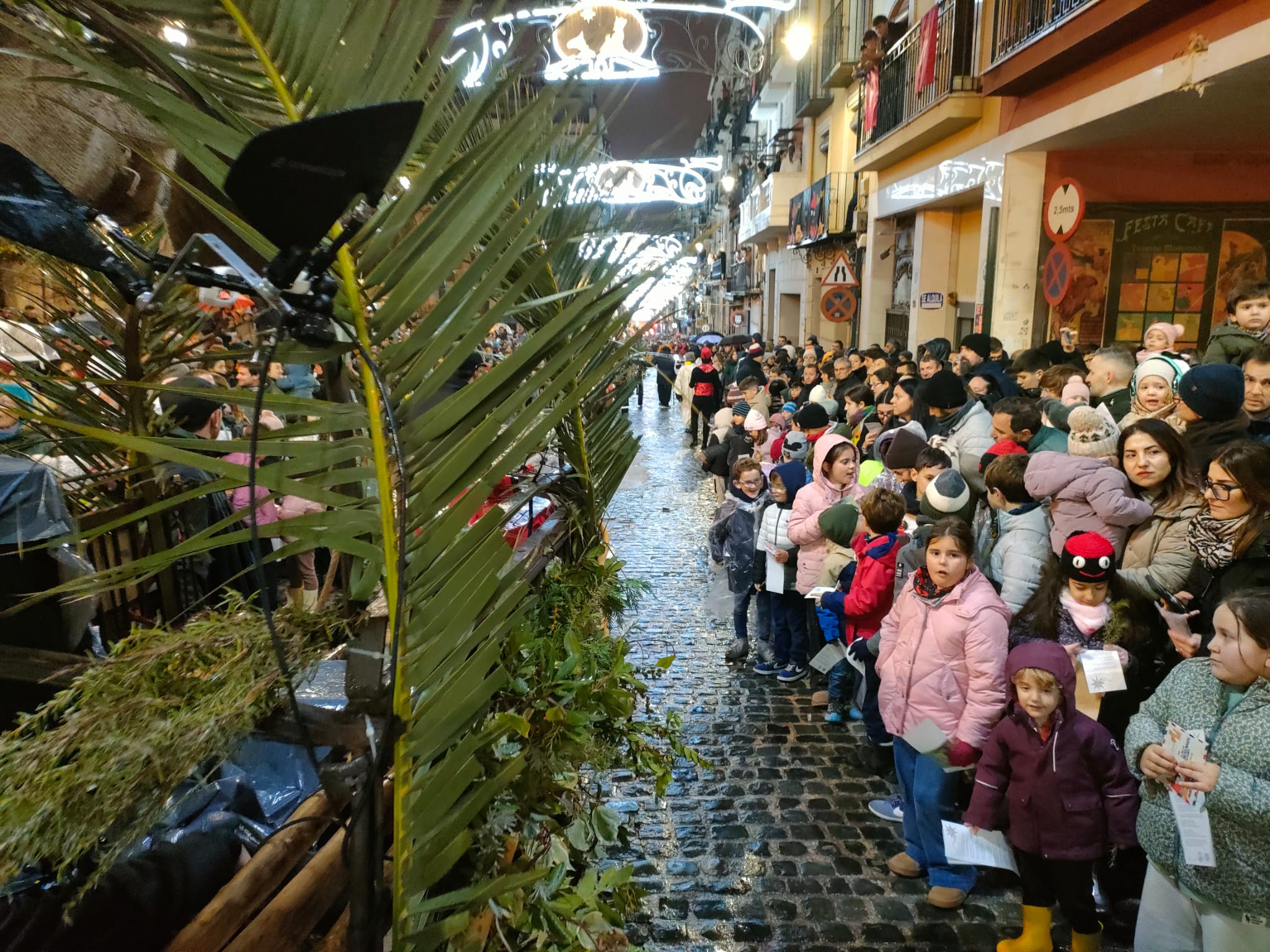 Molta gent al carrer en el dia de la Burreta