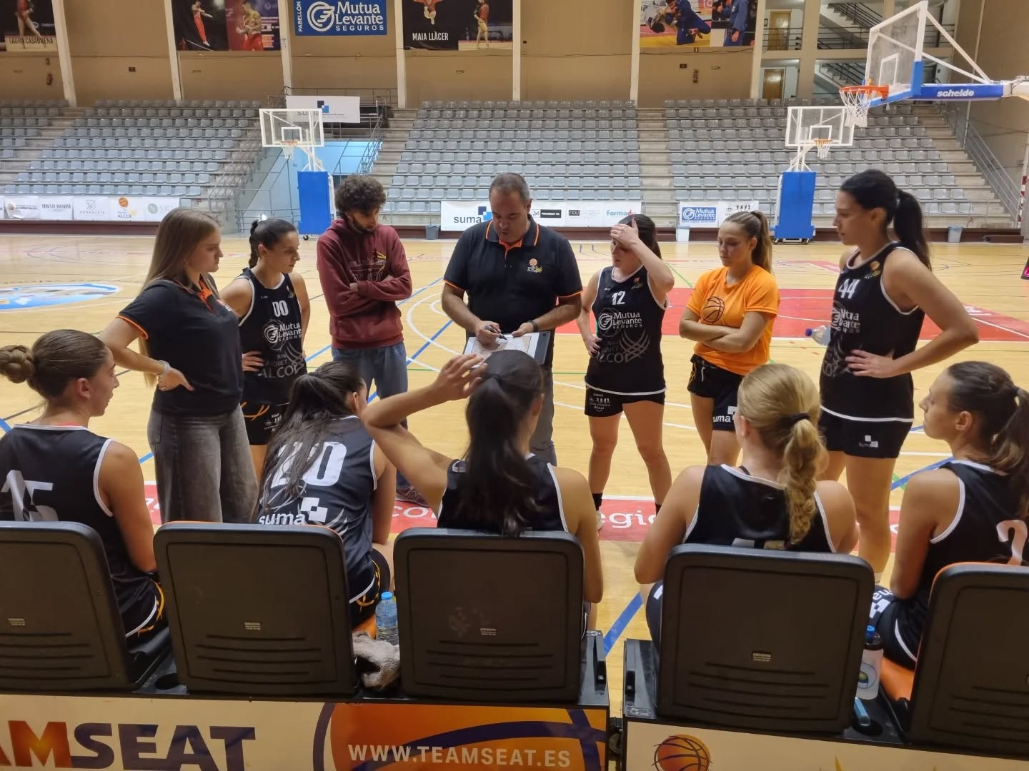 L'entrenador Nacho Blasco en l'equip femení. Imatge facilitada pel Club. 