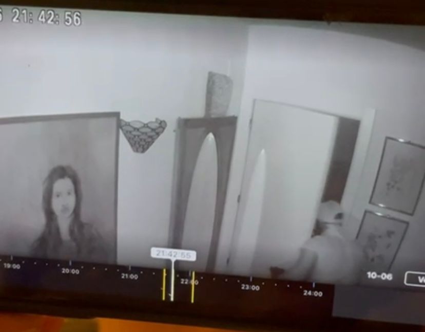 L'alarma estava encesa i sonant mentres esta persona passejava per la casa buscant diners.