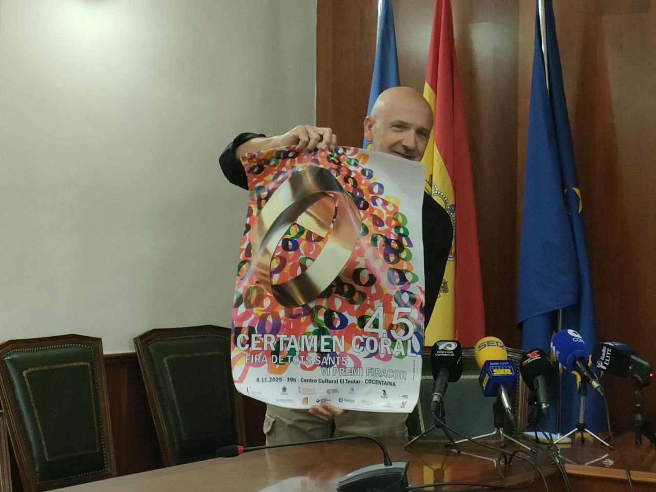 Rafael Amorós mostra el cartell