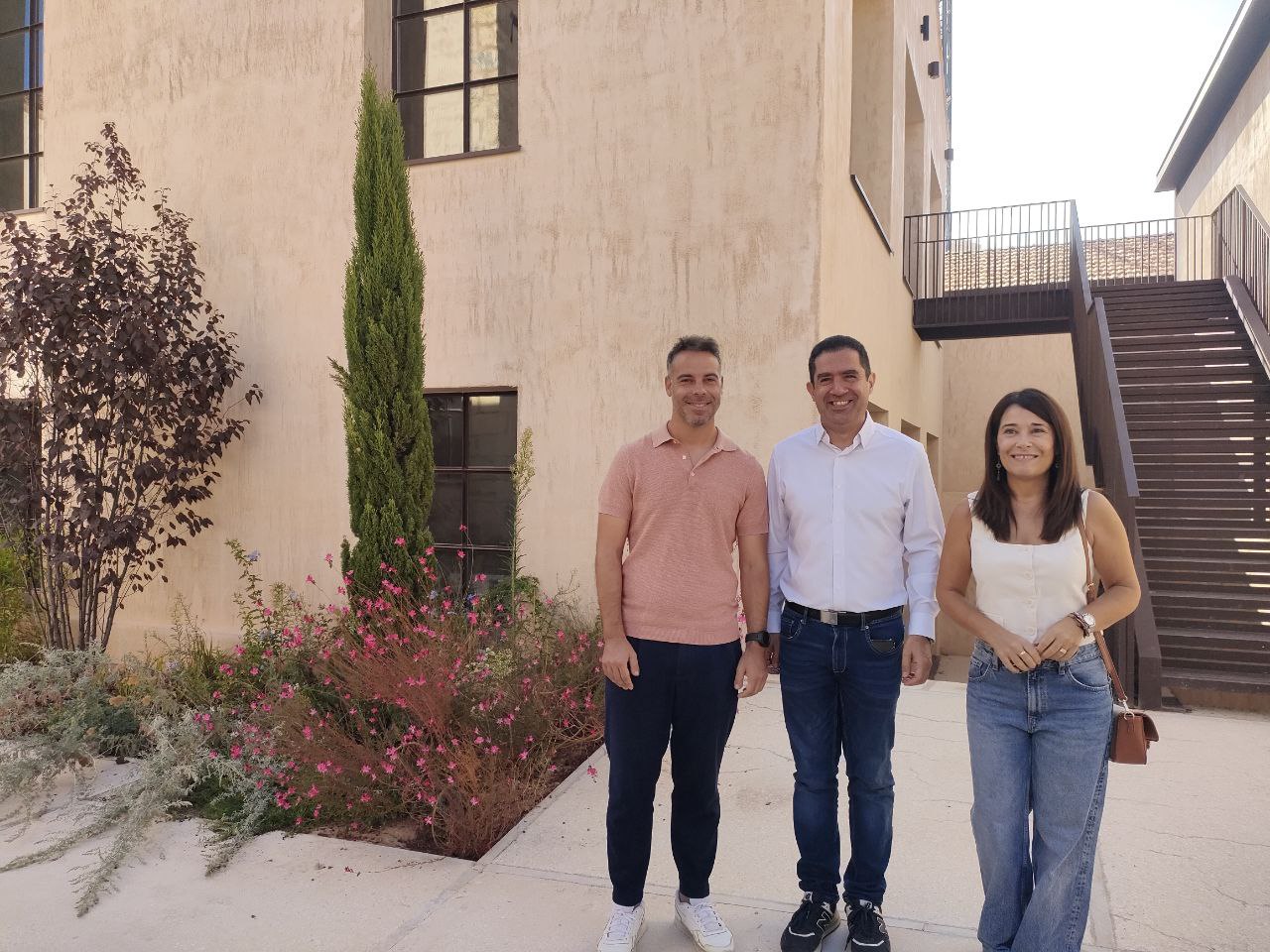Mario Villar amb l'alcalde Toni Francés i la regidora Lorena Zamorano. 