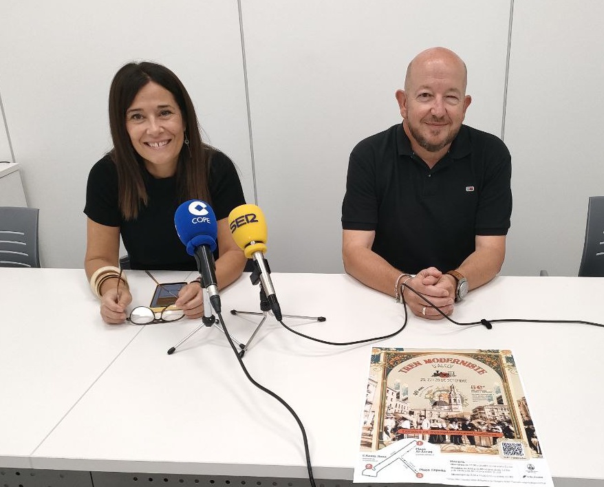 La regidora de turisme i el representant de Vectalia. 