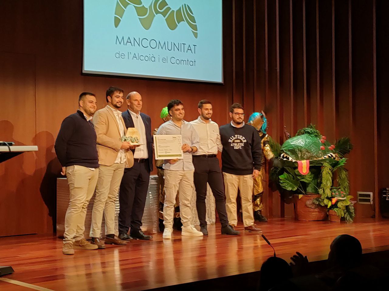 Els membres de radoo arrepleguen el premi. 