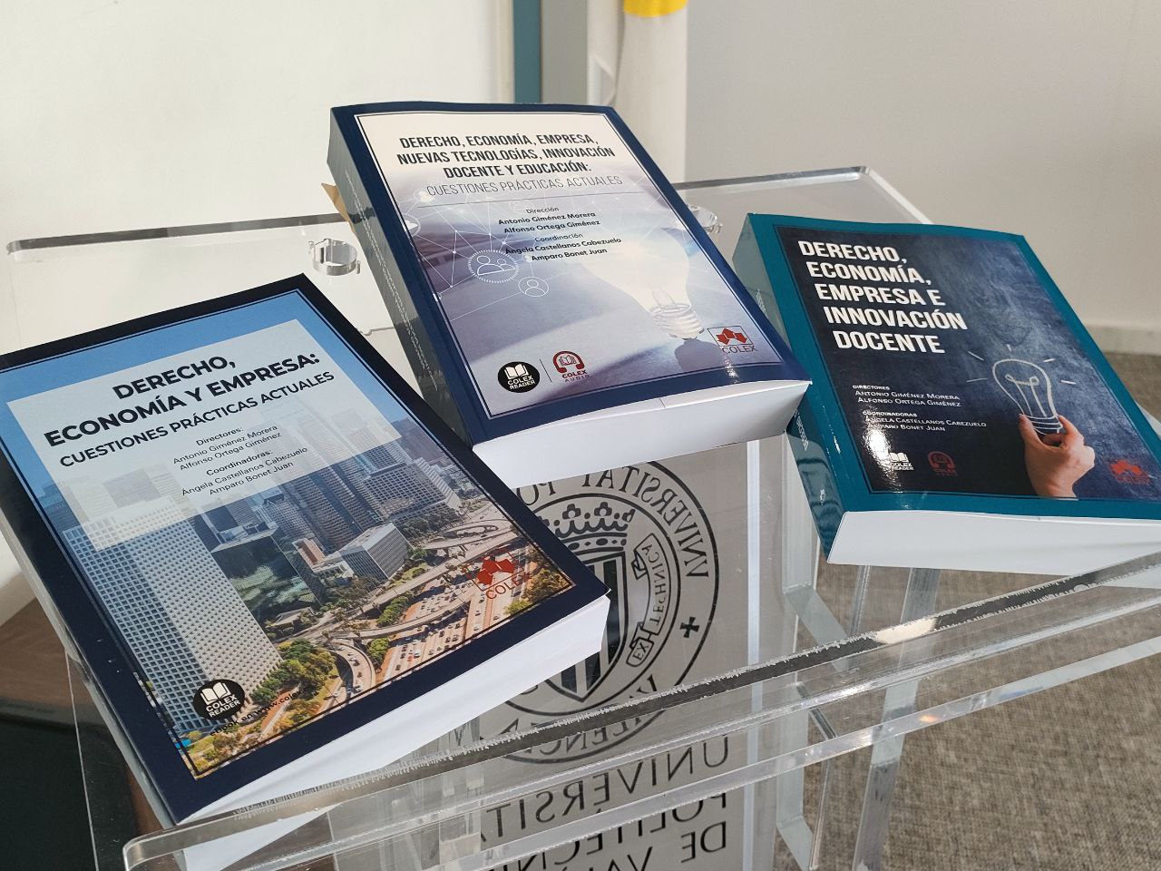 Els llibres de les tres edicions actuals, enmig el d'enguany. 