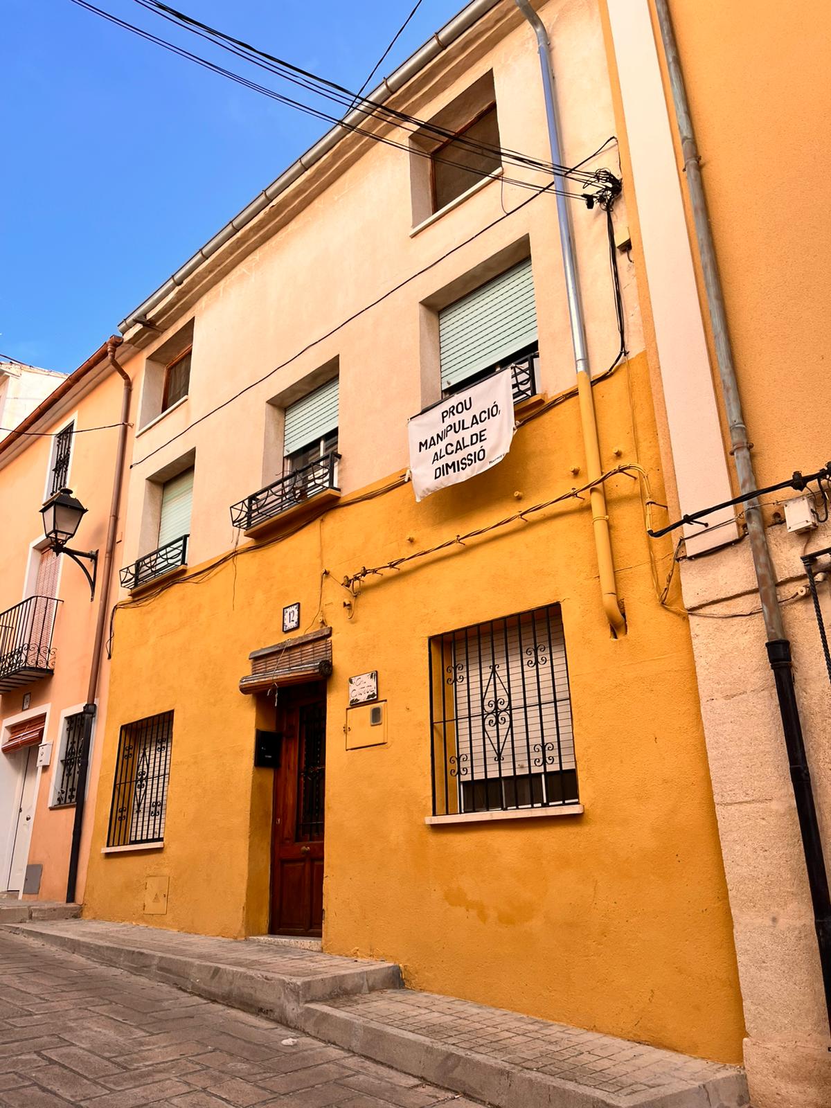 Reivindicacions veïnals exigint la moció de censura o dimissió de l'alcalde