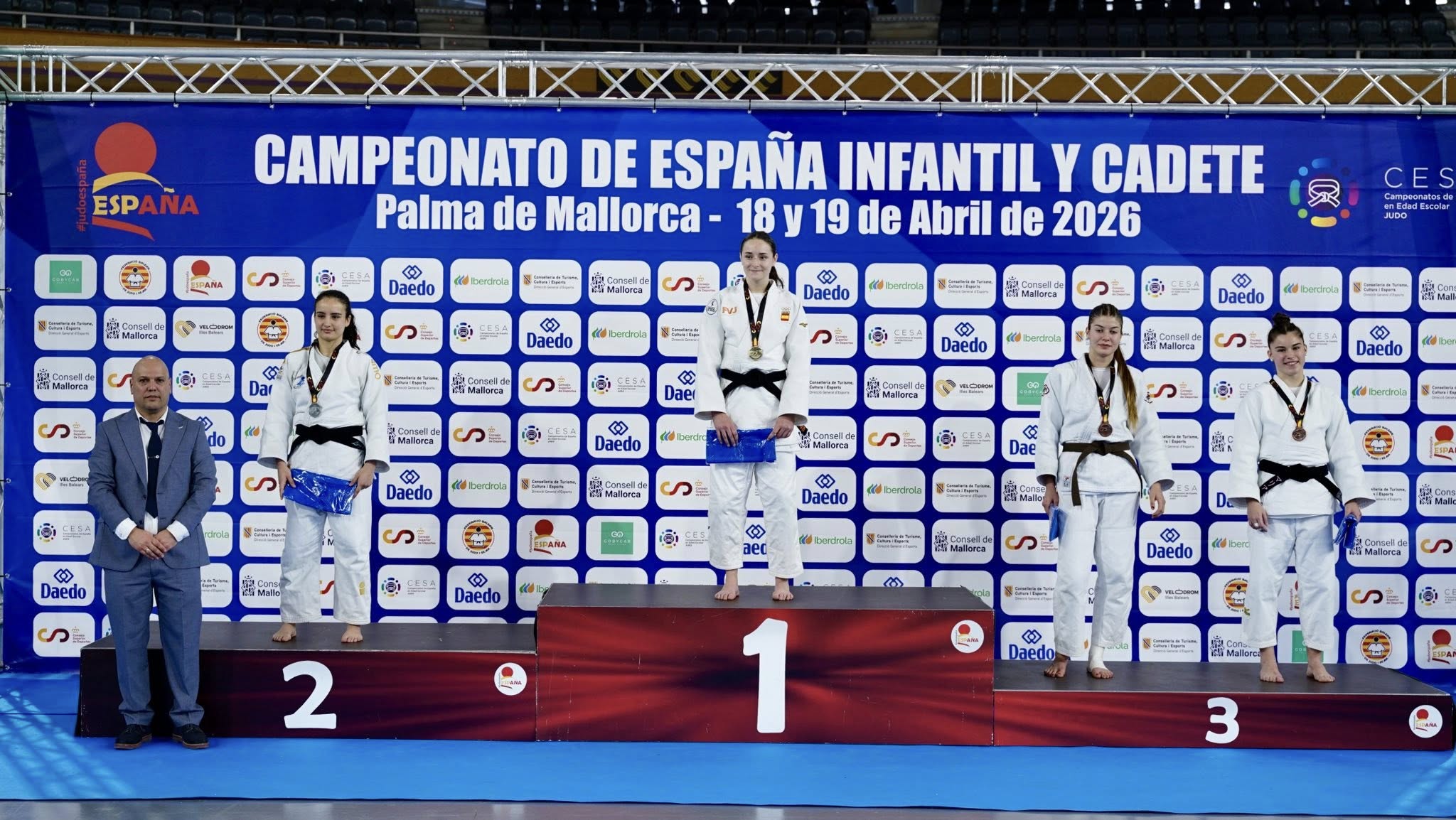Claudia Carrasco en el pòdium amb la seua medalla d'or
