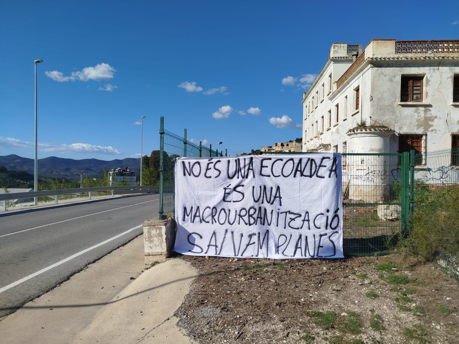 Pancarta d'oposició al projecte Eco Village de Planes