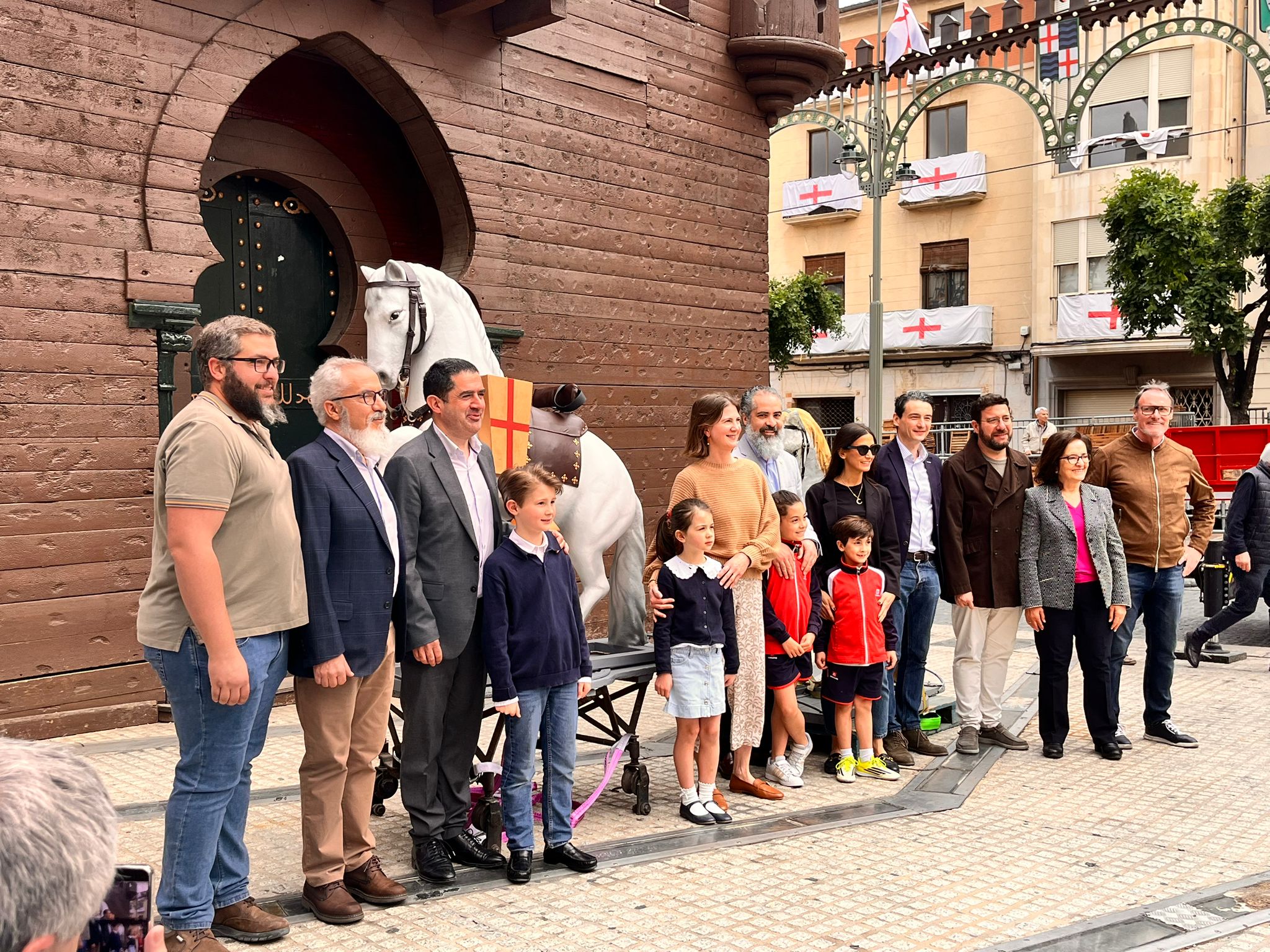 Càrrecs i representació local davant l'entrega del cavall l'Aparició