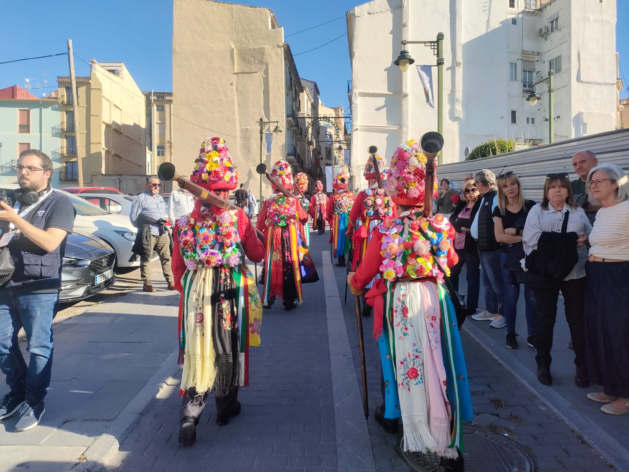 Els acolorits vestits dels Mosqueters de Bézna. 