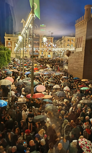 La pluja no impedit a la gent omplir la plaça d'Espanya per a l'Himne.