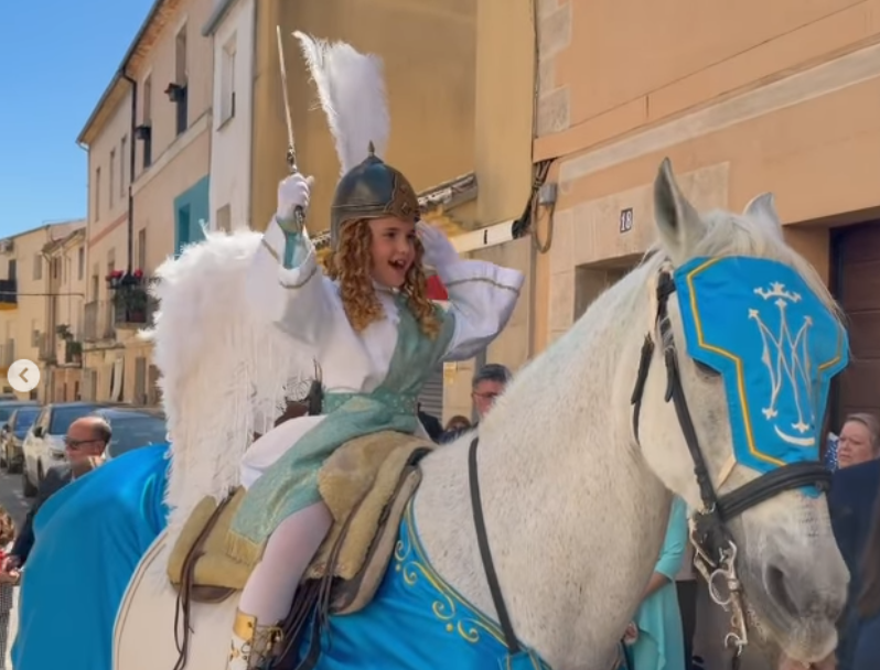L'Angelet a cavall recorre el poble de Muro anunciant la primavera