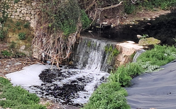 Riu amb aigua negra per vessaments