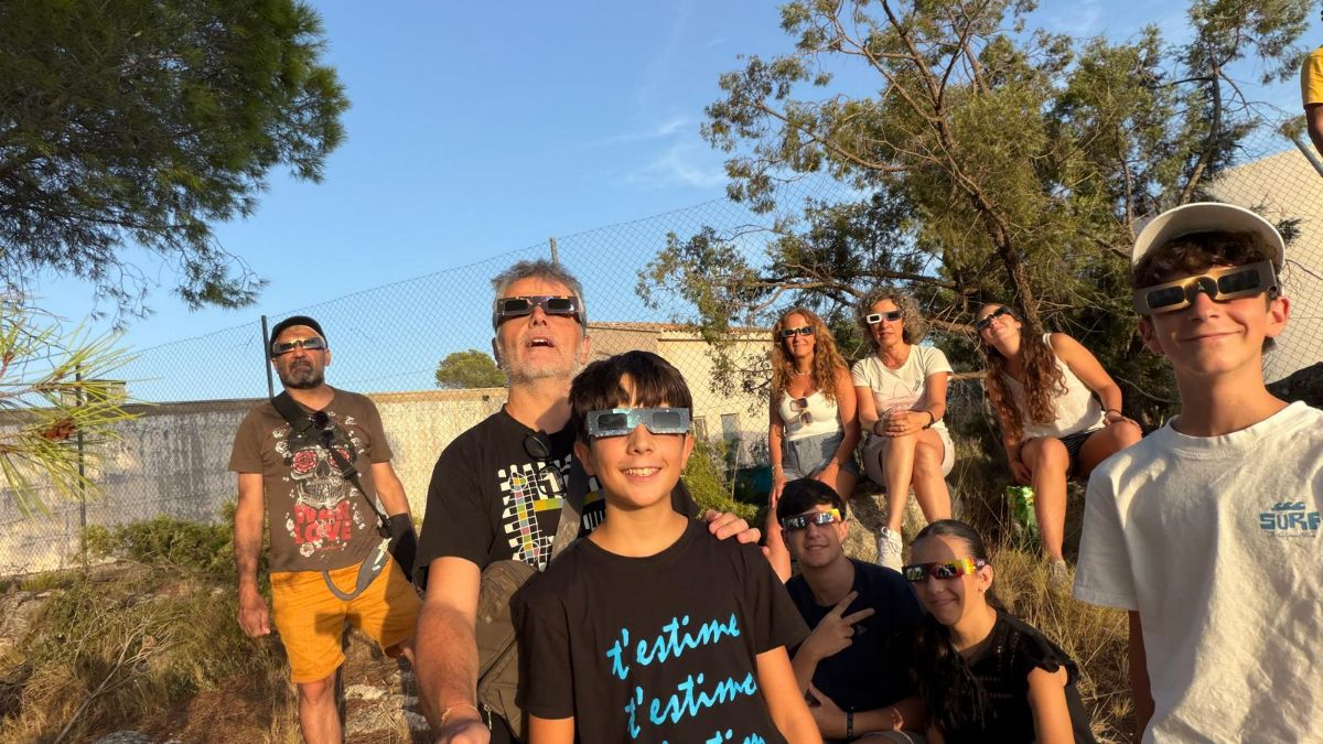 Una familia veient l'eclipsi