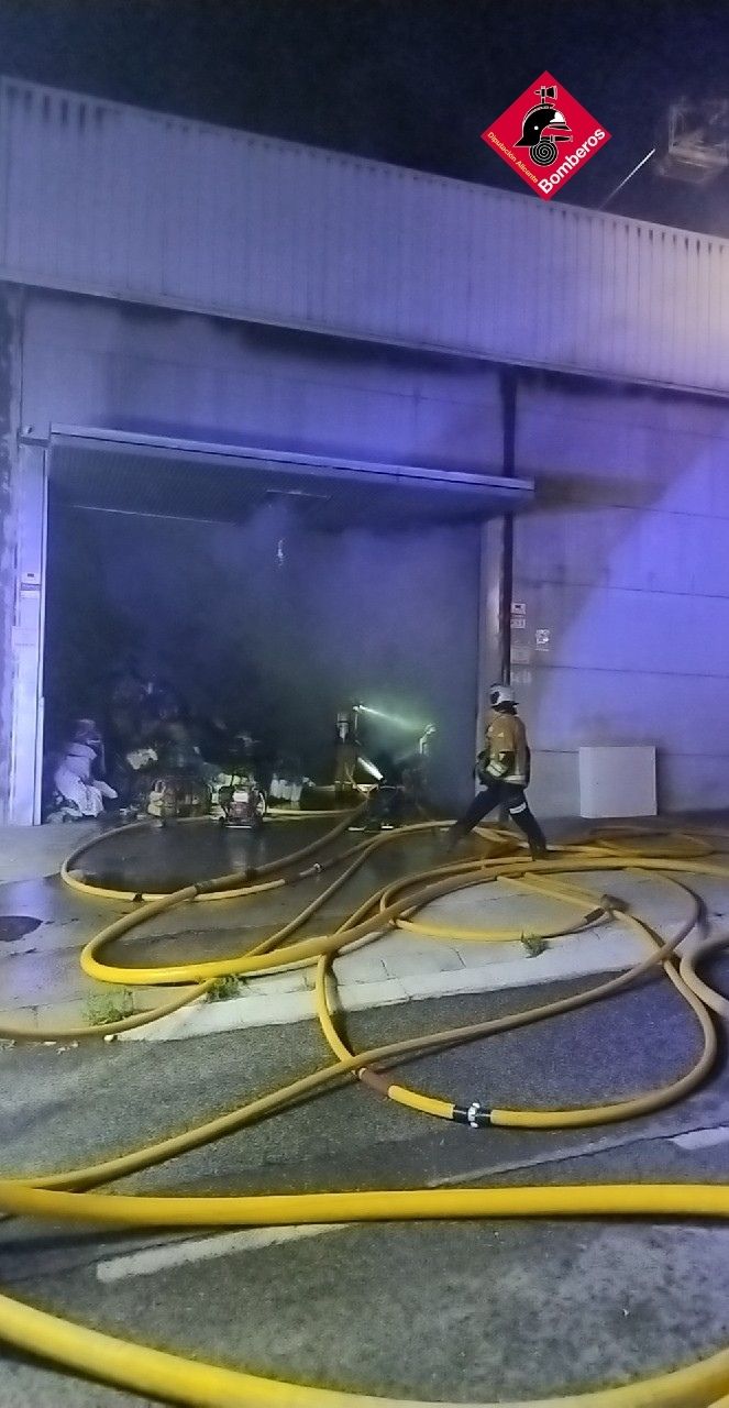 Els bombers treballant en l'extinció de l'incendi