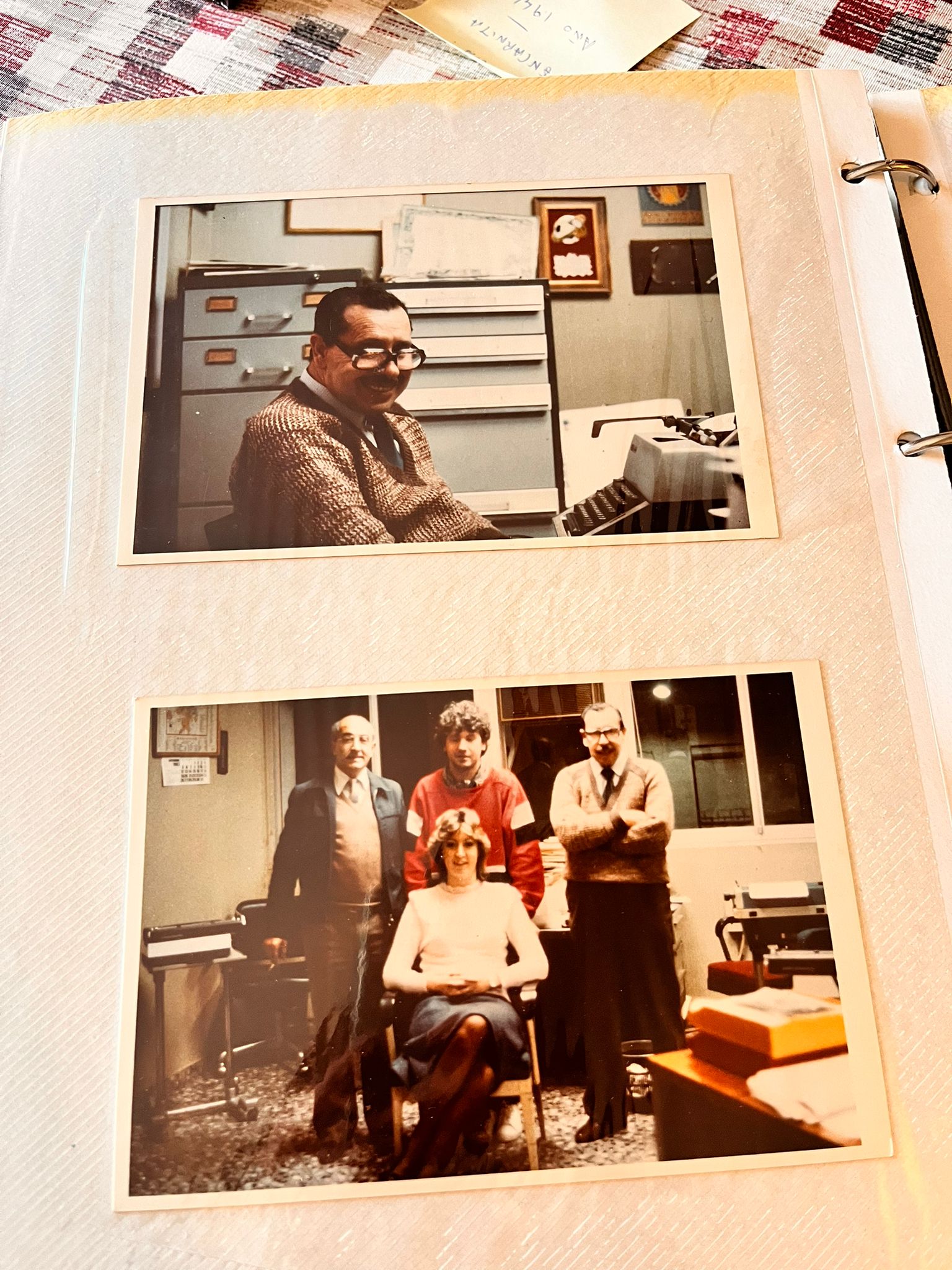 Armando treballant a la redacció del Ciudad de Alcoy